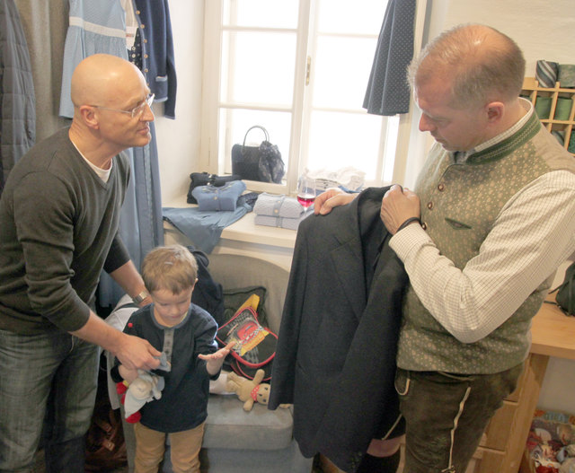 Edi Sommer (li) hatte das Meisterstück von Joachim Weigl aus dem Jahr 1993 dabei