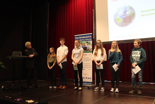 Schüler der NMS Seitenstetten-Biberbach auf der Bühne der Ybbsfeldhalle beim Schule-im-Aufbruch-Tag in Blindenmarkt | Foto: Lugmayr