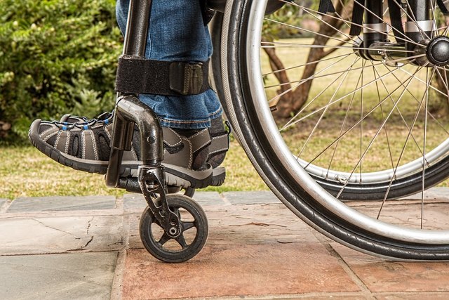 Zwei Männer und eine Frau nutzten den Rollstuhl eines behinderten Mädchens für Ladendiebstähle.