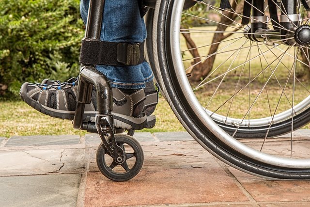 Zwei Männer und eine Frau nutzten den Rollstuhl eines behinderten Mädchens für Ladendiebstähle. | Foto: pixaby