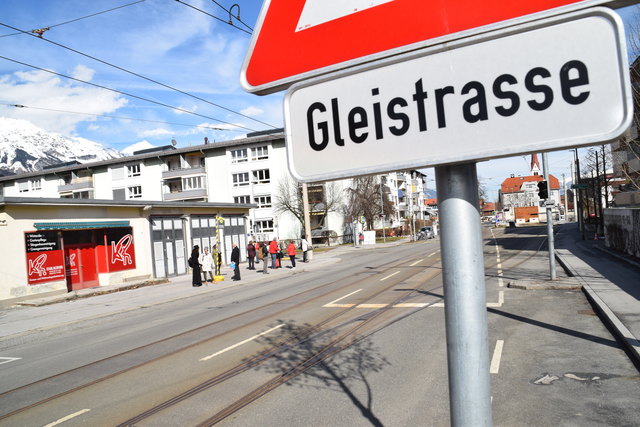 "Risikosportart Radfahren": Die Vielzahl an Gleisen in der Philippine-Welser-Straße bringt zahlreiche Radfahrer zu Sturz.