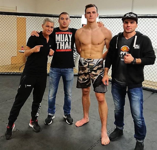 Tobias Lausegger feierte seinen KO-Sieg mit Coach Benjamin Horvath (links), Cheftrainerin Jasminka Cive und Happy Fight-Legende Arbi Kilaev (rechts). | Foto: Happy Fight Enns