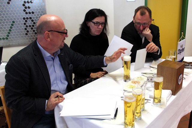 Die strenge Jury v. l. Dipl.-Päd. Martin
Eibenberger BEd; Mag. Rosina Bürscher und Verkaufsdirektor Christian
Payrhuber bei der Beurteilung der Schaumhöhe und Aussehen des gezapften
Zipfer Biers;