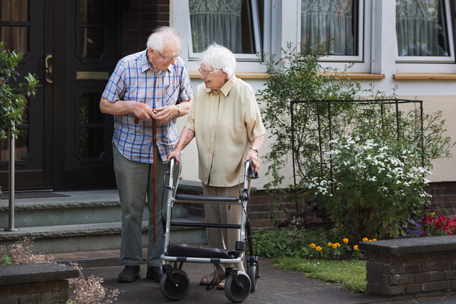 Ältere Menschen können ihre Mobilität mit einigen Hilfsmitteln länger erhalten. | Foto: Ingo Bartussek / Fotolia