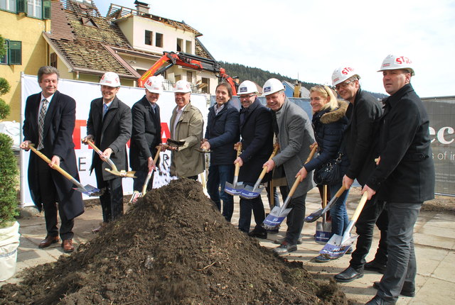 Politik, Architekt, Käufer und Bauherr beim Spatenstich auf der Rathausmarkt-Baustelle