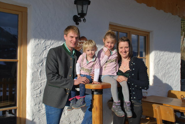 Stolz auf ihre Buschenschenke: Florian Niedermüller, Jana, Selina und Nadja Wallensteiner