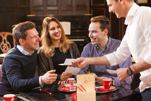 Die selbst verfassten Gedichte zählen in den teilnehmenden Kaffeehäusern als Zahlungsmittel | Foto: Julius Meinl/Philipp Lipiarski