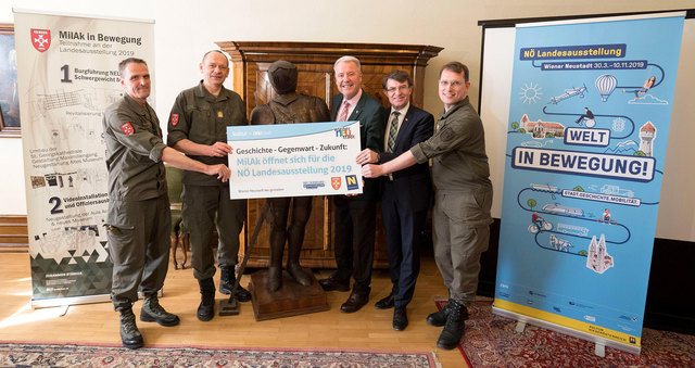 Oberst Kurt Radner (Projektleiter NÖ Landesausstellung/MilAk), MilAk-Kommandant Generalmajor Karl Pronhagl, Bürgermeister Klaus Schneeberger, Kulturstadtrat Franz Piribauer und Militärsuperior Stefan Gugerel