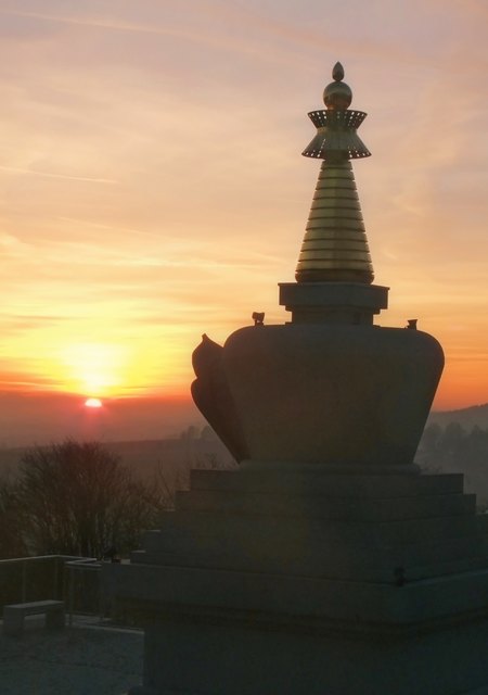 Die Stupa wurde 2013 von der Gemeinschaft Diamanten-Weg Buddhismus nach den Plänen des Architekten Wotjek Kossowsky errichtet. Sie ist 6.80 Meter hoch und steht  mit Stützmauern auf einen gepflasterten Platz in Hanglage am Maximilianweg/ Freinberg. Von hier bietet sich ein herrlicher Ausblick auf die niederösterreichischen bis zu den salzburgerischen Bergen.