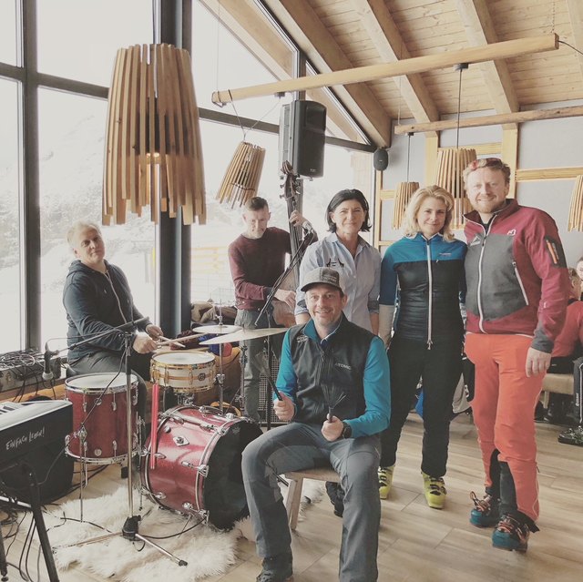 Mona Maier und Mario Siedler (beide TVB Obertauern), mit Musi und Michi von der Gamsmilchbar. | Foto: skitourenwinter