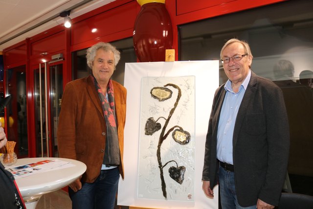 Günther Erlbeck und Bgm. Ernst Meixner mit einem der Werke.