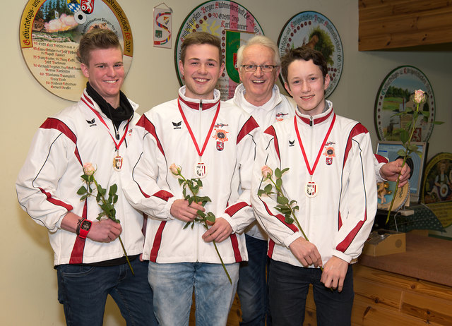 Mario Prinz, Andreas Fröschl und Toni Eder, mit Oberschützenmeister Josef Irsiegler.