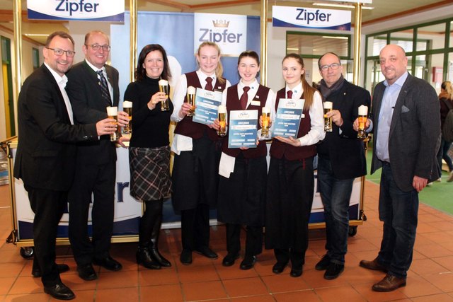 v. l. Jury Verkaufsdirektor Christian
Payrhuber, Harald Wachter, Jury Mag. Rosina Bürscher, die drei
Erstplatzierten Sarah Gmainer, Magdalena Haider und Annika Aschauer,
Schulleiter Dir. Mag. Franz Hopfgartner und Dipl.-Päd. Martin
Eibenberger BEd;