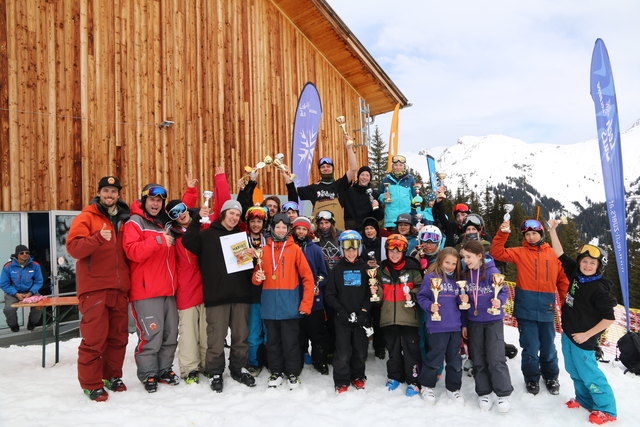 Die Teilnehmer des Auftaktbewerbs der Bezirks-Freestylemeisterschaft Oberlandtour in Lech mit Trainer Christoph Giggo Wolf und den „Head Judges“ Andy Gohl und Marco Ladner. | Foto: Tobias Schmid