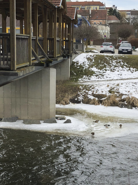 Nahe dem Feuerwehrhaus wird die Brücke errichtet.