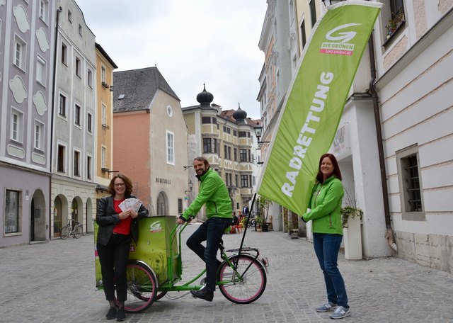 Laden zur Radrettung ein: Stadträtin Eva Schobesberger, Mobilitäts- und Bezirkssprecher Klaus Grininger und Klubobfrau Ursula Roschger (v. l.). | Foto: Grüne Linz