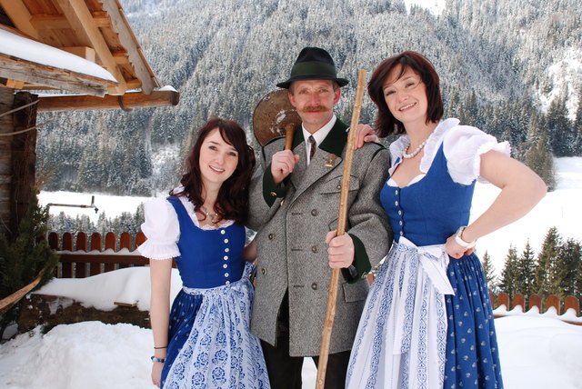 Die beliebten sportlichen Wettkämpfe, wie Eisstockschiessen und Schirennen, sind nur für Josefs und Josefinen gedacht. | Foto: Reiteralm