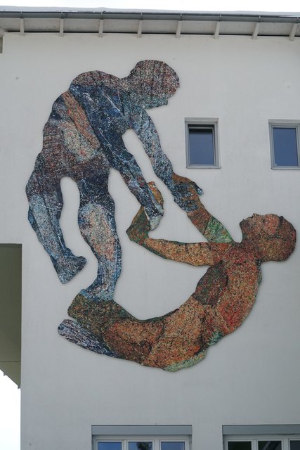 Ein symbolhaftes Bild von der Fassade des Reuttener Seniorenheims: Gemeinsam geht es besser.