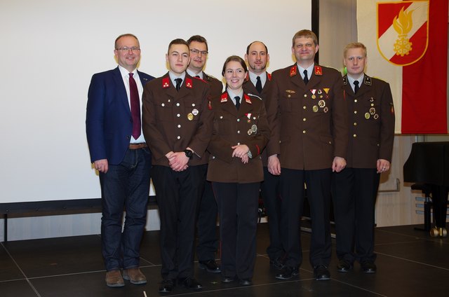 Bürgermeister Johannes Waidbacher mit dem neuen Kommando der FF Ranshofen  (v.l.n.r.: Bgm. Waidbacher, Kassenführer Dominik Ortner, Gerätewart Manfred Kugler, Zugskommandantin Martina Hafner, Kommandant-Stellvertreter Martin Feichtinger, Kommandant Jürgen Brandelik und Schriftführer Richard Schwarz)﻿