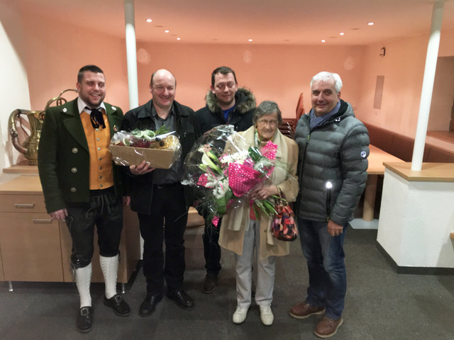 Die Jubilarin August Berger mit MK Obmann Christian Streng, GV Josef Hojnick, Vizebgm. Alexander Jäger und Bgm. Ing. Heinz Kofler (v.l.). | Foto: Markus Fedler