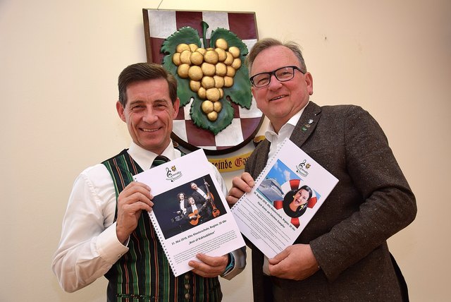 Franz Schober und Karl Wratschko mit der Programm-Broschüre 2018. | Foto: Anton Barbic