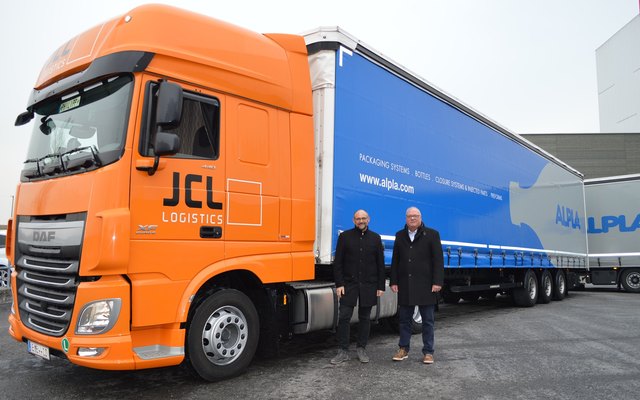 ALPLA Logistik Leiter Alexander Kocar (li.) und Gerhard Gau, Leiter Road Österreich bei JCL Logistics.