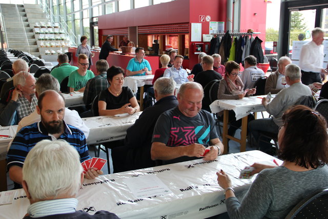 Der Kameradschaftsbund veranstaltet in Kalsdorf ein Osterschinken-Schnapsen in der Sporthalle.
