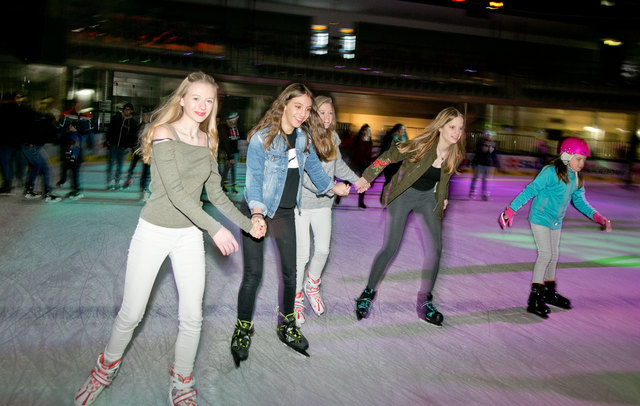 Eisdisco im Volksgarten. | Foto: Stadt Salzburg/Wildbild
