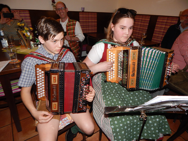 Im Duo musiziert es sich besser – das wissen eben auch schon die Nachwuchsmusikanten.