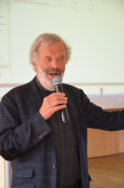 Pater Georg erzählt ... | Foto: Hummel