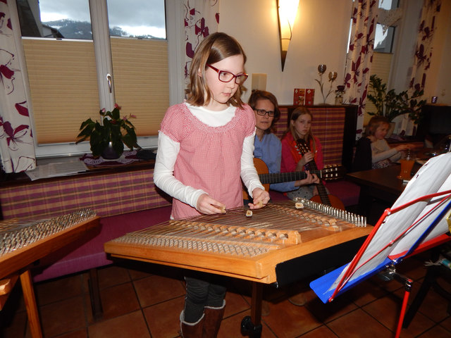 Sie trifft immer den richtigen Ton auf ihrem Hackbrett.