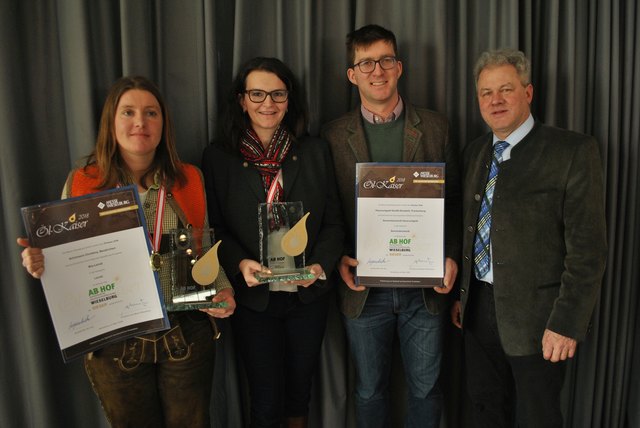 Christina Schümann aus Neukirchen/Enknach (l.) und Elisabeth Gneißl mit Partner Leopold Höllerl aus Frankenburg wurden für ihre Ölspezialitäten zu Bundessiegerinnen gekürt. Landwirtschaftskammer-Vizepräsident Karl Grabmayr gratuliert. | Foto: LK OÖ