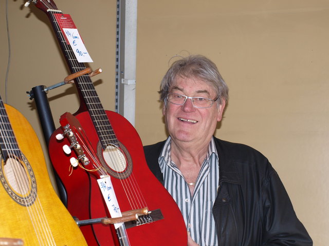 Ein paar Gitarren gibt es noch im Kapfenberger Geschäft. Seine eigenen hängt er aber noch nicht "an den Nagel"