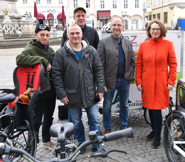 Stadträtin Eva Schobesberger und Gerald Binder von der Abteilung Umweltmesstechnik mit den Initiatoren der Aktion "24h-Brückenradeln" Michael Smogavetz, Gerhard Dehmer und Rainer Gutternigg (v. l. n. r.). | Foto: Stadt Linz