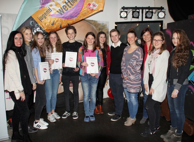 Die strahlenden Gewinner eingerahmt vom Bewertungsteam sowie Organsatorin Simona Schennach u. Daniela Redlinger/Land Tirol. Die Erstplatzierten mit Urkunde: v.l.n.r. Emma Michaeler, Laura Gundolf, Johannes Trieb, Lena Westreicher