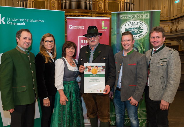 Die Familie Zach mit Franz Titschenbacher, Franz Deutschmann und Daniela Gmeinbauer | Foto: LWK Steiermark