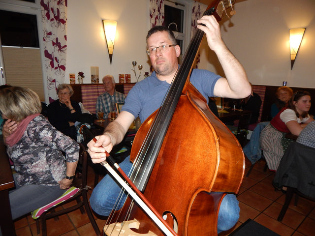 Auch eine Baßgeige kam zum Einsatz.