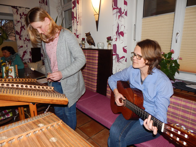 Schülerin und Frau Lehrerin musizierten gemeinsam.