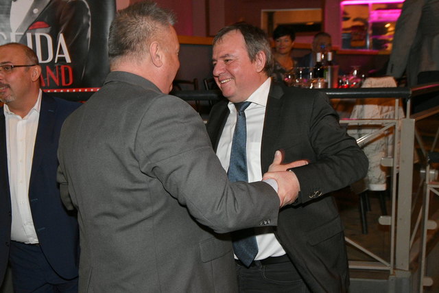 Büroleiter Harald Kaltenböck beim Begrüßen der Gäste.