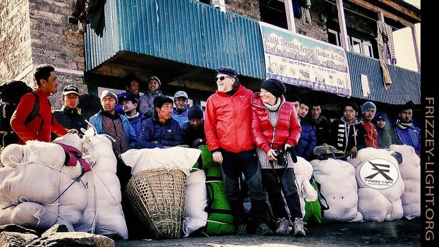 Frizzey und Christine mit Nepalkenner Tshering, 32 Sherpas und zwei Krankenschwestern vor dem Start mit den Hilfsgütern. | Foto: Frizzey Light