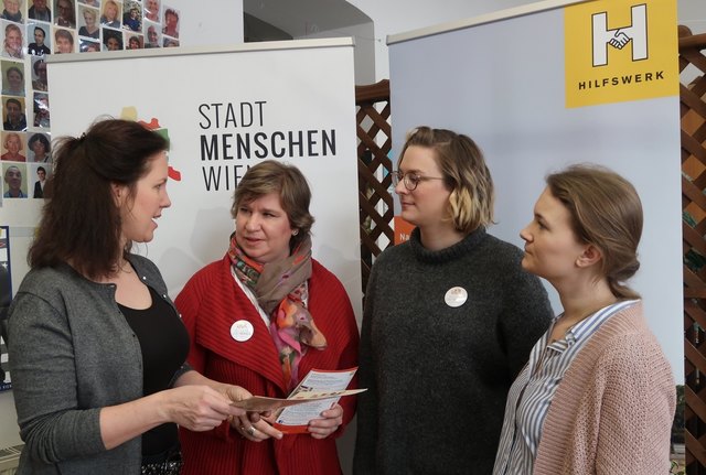 Unkompliziert weiterhelfen: Eva Bertalan, Leiterin des Zentrums, im Gespräch mit den "Stadtmenschen". | Foto: Wiener Hilfswerk