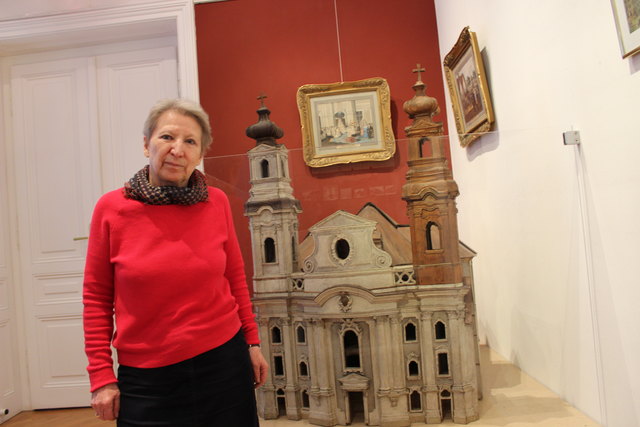 Maria Ettl vor dem weitgereisten Holzmodell der Piaristenkirche.