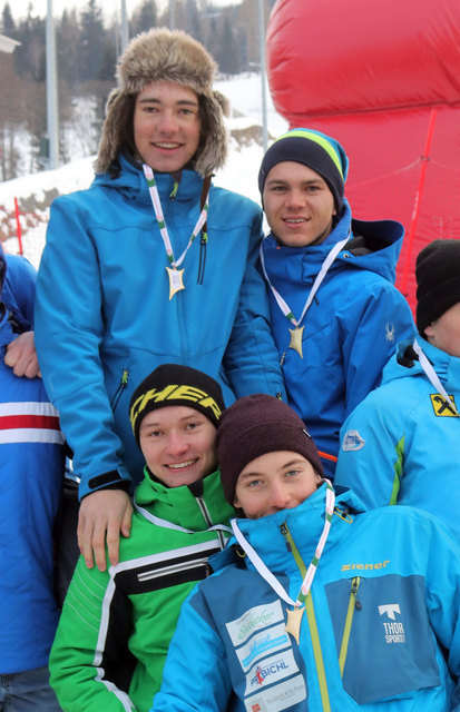 Siegerfot der Skicross-Mannschaft: Von links hinten - in der modischen Fellhaube Adrian Edlinger und Fabian Gutschreiter. Von links im Vordergrund: Holzfeind Julian und Hirtler Stefan (fuhr auch die Tagesbestzeit) | Foto: BORG Eisenerz