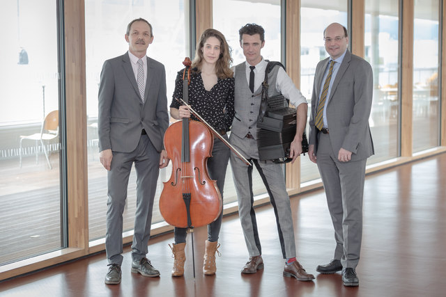 v.li.: Michael Kern (Leiter Medienzentrum Tirol), Sophie Abraham (Cellistin), Herbert Pixner (Musiker und Komponist) und Peter Eiselmair (Geschäftsführer Education Group) bei der Präsentation des Filmprojektes Musik entdecken