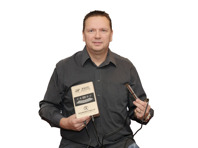 Werner Leinweber mit dem BQAS-Bio Quantum Analyse System. Über die Sonden in der Hand werden die Werte ermittelt.