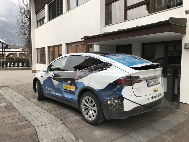 Der "Tesla" des TVB in Kramsach beim Ladevorgang.