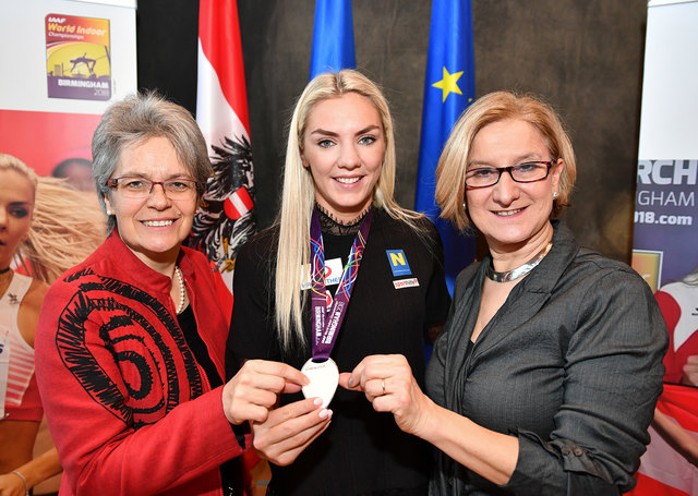 Sportlandesrätin Petra Bohuslav, Ivona Dadic und Landeshauptfrau Johanna Mikl-Leitner | Foto: NLK Burchhart