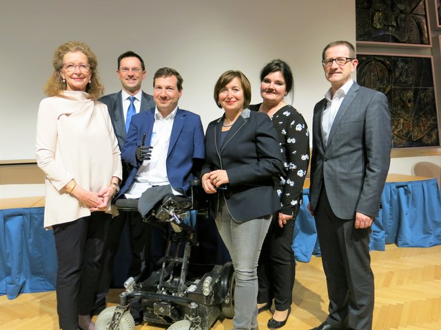 Rotraud Josseck, Sparkasse OÖ-Regionalleiter Robert Reif, Georg Fraberger, Hospiz Vorstandsvorsitzende Christine Eckmayr, Daniela Feregyhazy-Astecker, Johann Minihuber