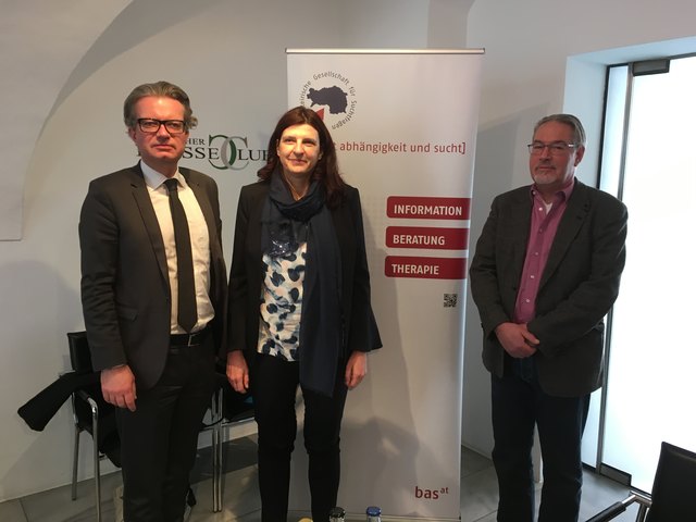 Überraschende Ergebnisse: Christopher Drexler, Barbara Hochstrasser und  Manfred H. Geishofer präsentieren die Auswertung der Studie zum Alkoholkonsum der Steirer. | Foto: KK