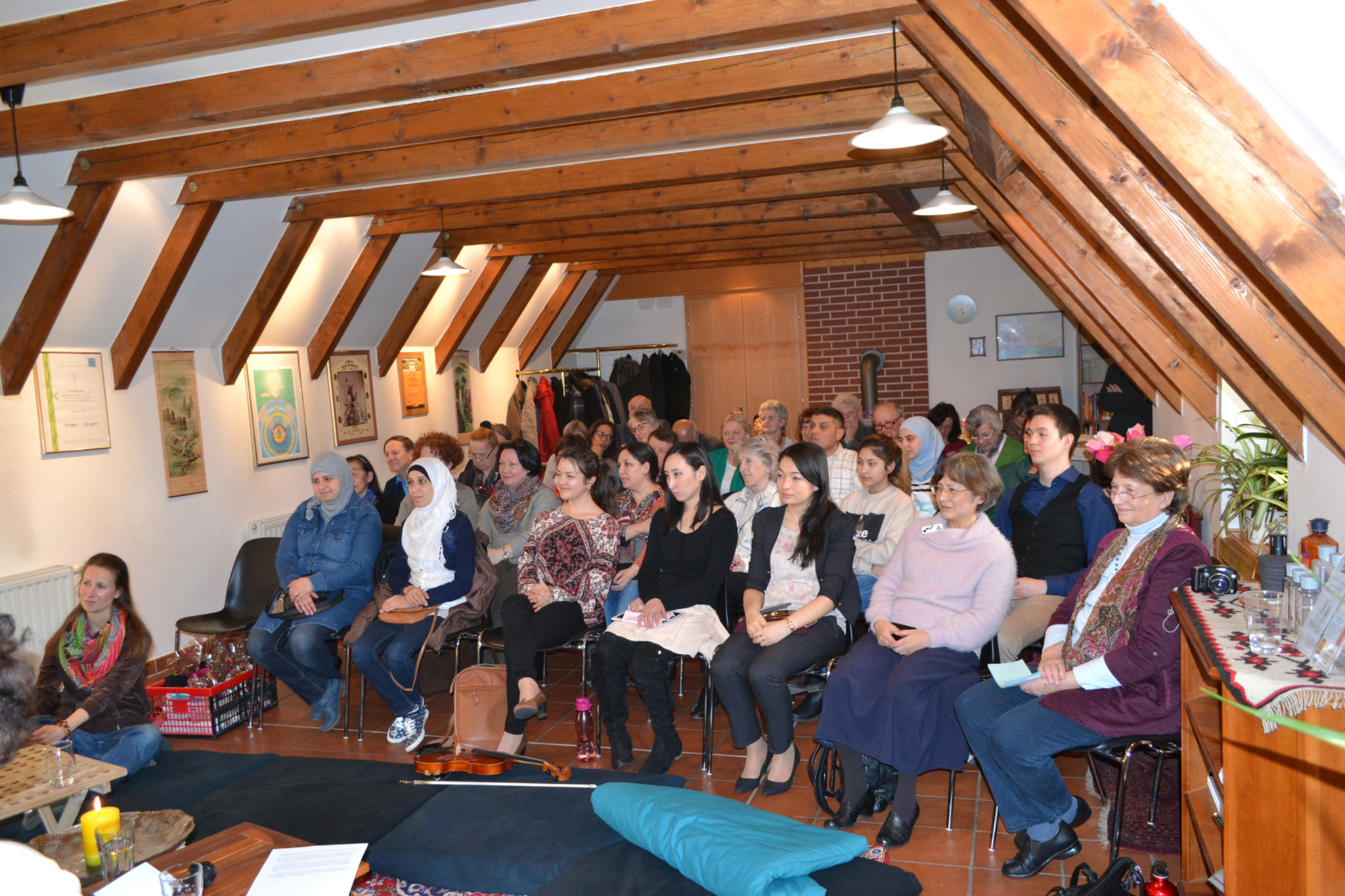 In der Altstadtgasse in Feldbach trafen sich Frauen aus unterschiedlichen Kulturen zum interreligisen Austausch. In einem interreligisen Treffen im Kosmos Feldbach in Steiermark - Thema auf comunidadelectronica.com